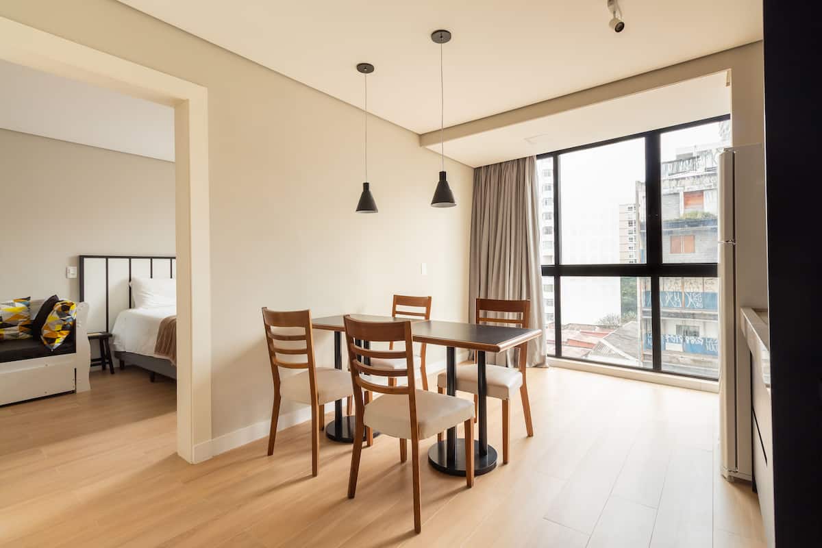 Family Apartment 45 | Cozinha privada | Cooktop, talheres/pratos/utensílios de cozinha