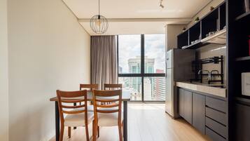City Apartment 172 | Private kitchen | Stovetop, cookware/dishes/utensils