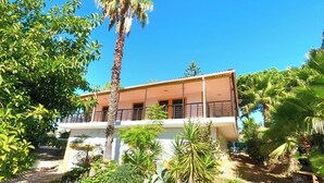 A two-story building with a balcony, surrounded by various tropical plants. - Caparica, V4 House with garden in Lazarim, Caparic (Caparica)