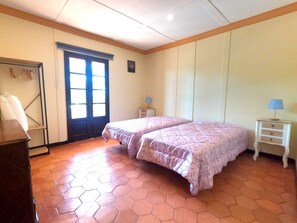 4 chambres, fer et planche à repasser, Wi-Fi gratuit, draps fournis