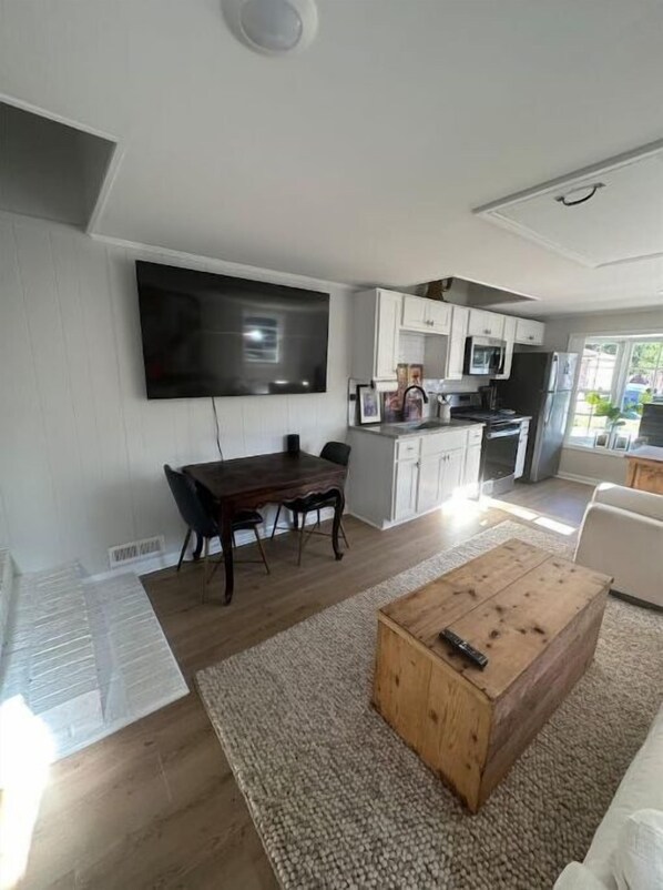 Enjoy a comfortable stay in this spacious living area with a dining table, flat-screen TV, and fully equipped kitchen.
