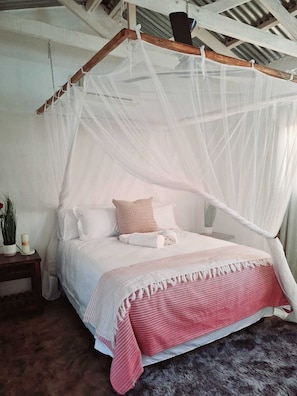 Egyptian cotton sheets, premium bedding, iron/ironing board, free WiFi - The Sky Safari Lodge - Hoedspruit (Hoedspruit)
