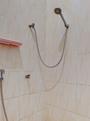Standard-Doppelzimmer | Badezimmer | Dusche, Seife