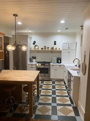 Dining tables - James Island Cottage (Charleston)