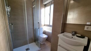 Banyera, tovalloles i xampú 