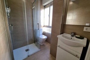 Bathtub, towels