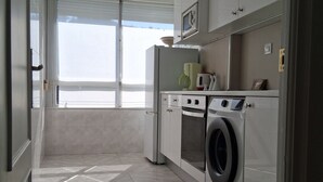 Cafetera i tetera, frigorífic, microones i forn 