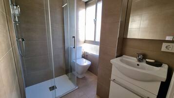 Bathtub, towels