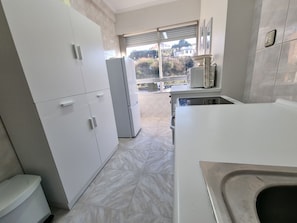 Refrigerador, microondas, horno y cafetera y tetera 