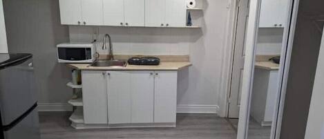 Réfrigérateur, four à micro-ondes, surface de cuisson