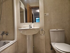 Een douche, handdoeken