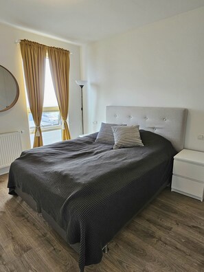 2 bedrooms, iron/ironing board, free WiFi, bed sheets - Volcano apartment - 15 minutes from active Volcano! (Grindavík)