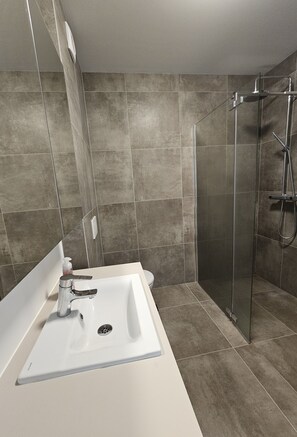 Shower, towels, soap, shampoo