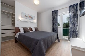 2 bedrooms, in-room safe, iron/ironing board, free WiFi