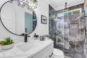 Shower, hair dryer, bidet, towels