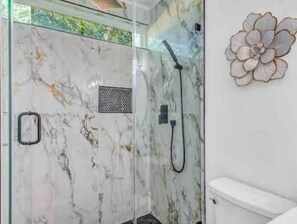 Shower, hair dryer, bidet, towels