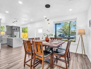 Dining - Home in the heart of East Austin (Austin)