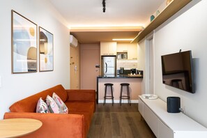 Apartment | Wohnbereich | 42-Zoll-Smart-TV mit Kabelempfang