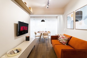 Departamento | Área de sala de estar | Smart TV de 42 pulgadas con canales por cable 