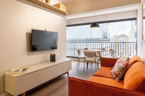 Apartment | Wohnbereich | 42-Zoll-Smart-TV mit Kabelempfang