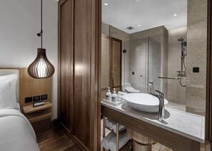 Shower, rainfall showerhead, eco-friendly toiletries, hair dryer - Holiday Inn Resort Bali Canggu by IHG (Canggu)