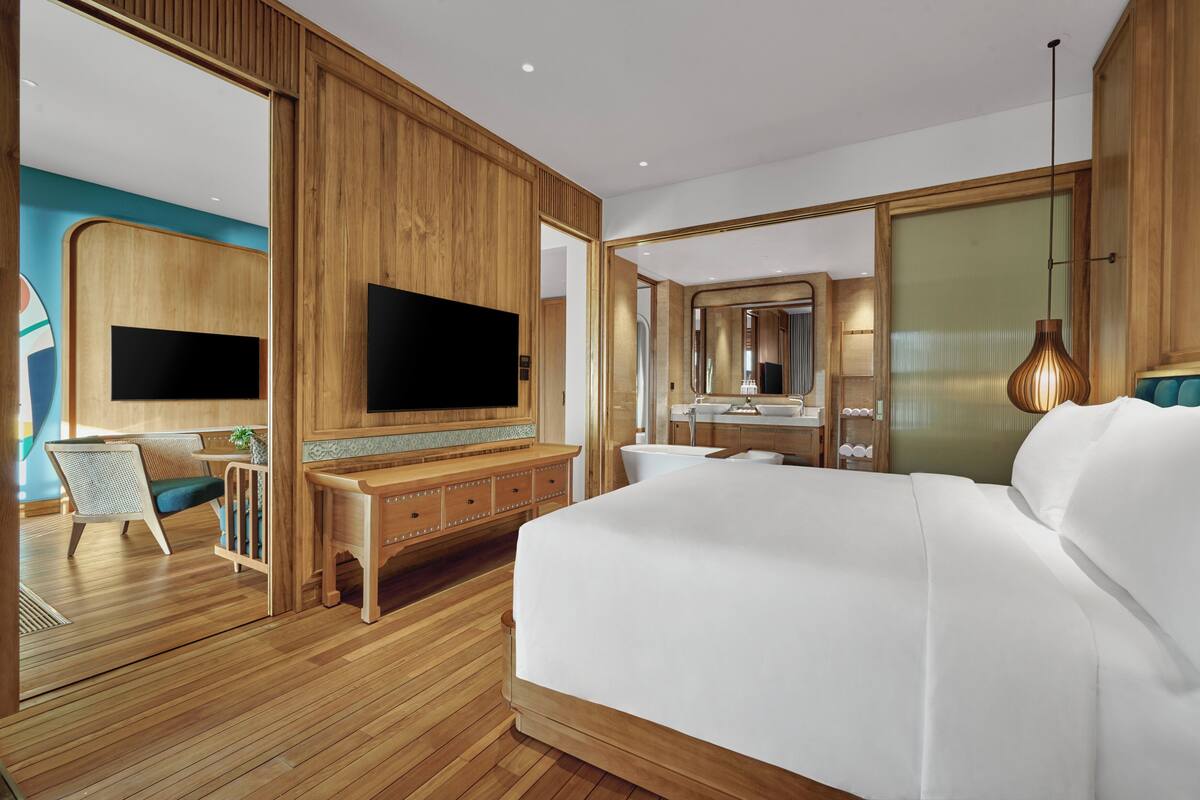 Suite, 1 Bedroom, Ocean View | Premium bedding, pillowtop beds, in-room safe, desk