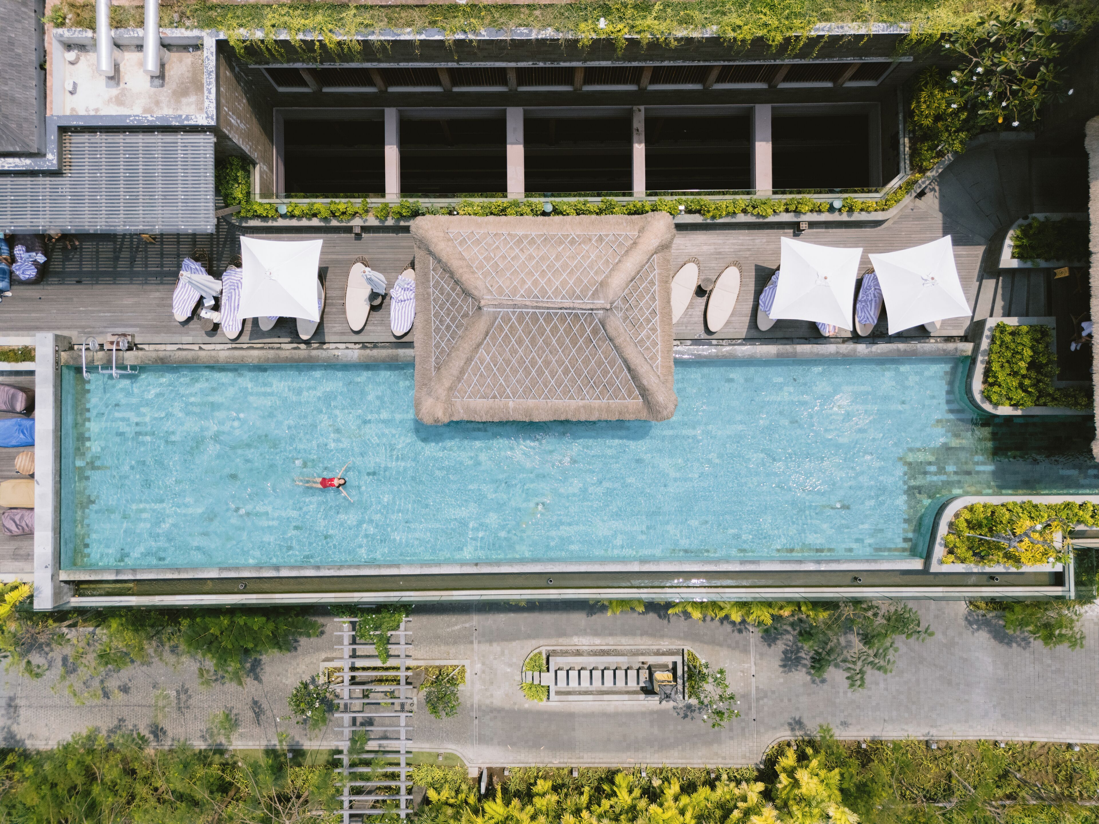 Una piscina al aire libre (de 07:00 a 19:00), sombrillas, tumbonas