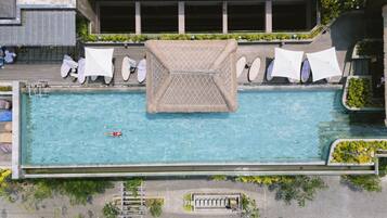 Una piscina al aire libre (de 07:00 a 19:00), sombrillas, tumbonas