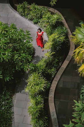 A curved pathway surrounded by lush greenery, leading to a building entrance. - Holiday Inn Resort Bali Canggu by IHG (Canggu)