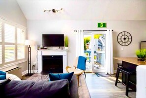 Smart TV y chimenea 