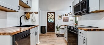 Charming 2 bedroom house, 1 mile from U of O and 7 minute walk to DT Eugene.