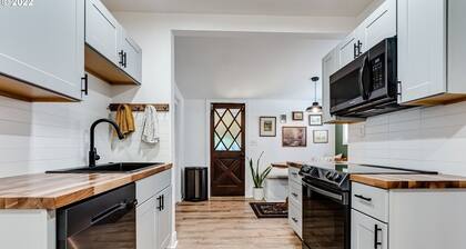 Charming 2 bedroom house, 1 mile from U of O and 7 minute walk to DT Eugene.