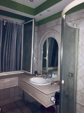 Haartrockner, Handtücher, Seife, Toilettenpapier