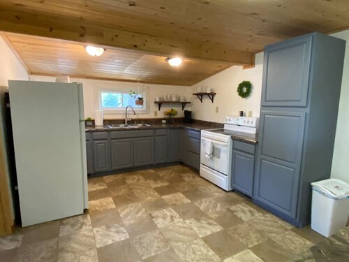 The Cabin in Town | Sleeps 4| Pet Friendly