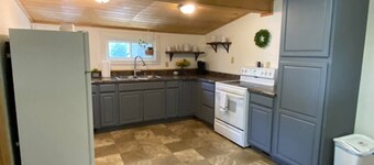 The Cabin in Town | Sleeps 4| Pet Friendly
