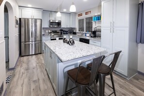 Micro-ondes, four, plaque de cuisson, lave-vaisselle