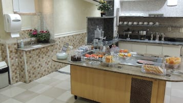 Café da manhã com buffet grátis todos os dias