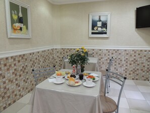 Free daily buffet breakfast - Hotel Ourinhos (São Paulo)