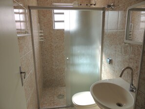 Shower, hydromassage showerhead, towels - Hotel Ourinhos (São Paulo)