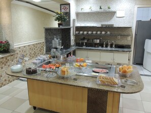 Free daily buffet breakfast  - Hotel Ourinhos (São Paulo)
