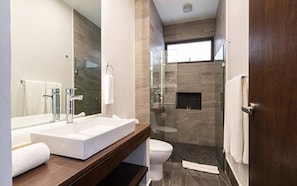 Appartement, 2 chambres, balcon, vue jardin | Salle de bain