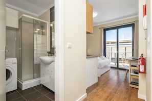 Douche, sèche-cheveux, serviettes fournies
