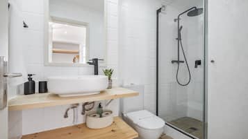 Een douche, handdoeken