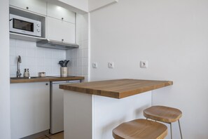 Fridge, microwave, coffee/tea maker, toaster - Studio Mar - by WehostMadeira (Funchal)