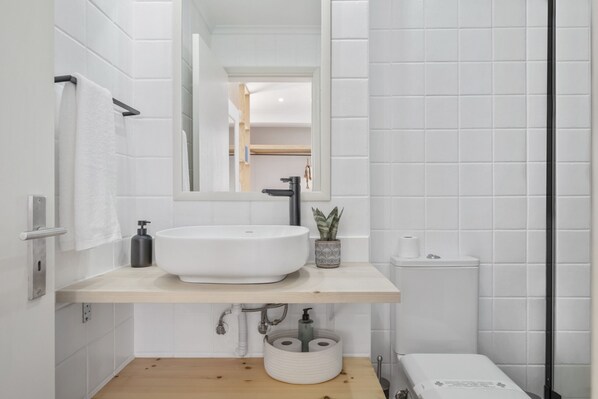Shower, towels - Studio Mar - by WehostMadeira (Funchal)
