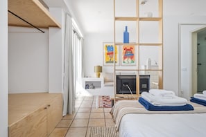 Tabla de planchar con plancha, wifi gratis y ropa de cama