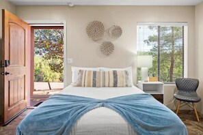 4 soverom, skrivebord, strykejern/-brett og reiseseng for barn