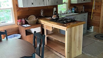 Stovetop, electric kettle, cookware/dishes/utensils, paper towels