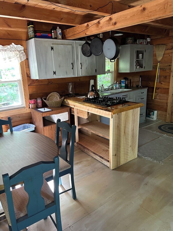 爐具、電熱水壺、廚房用具/餐具/器皿、紙手巾