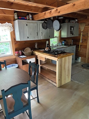 Stovetop, electric kettle, cookware/dishes/utensils, paper towels